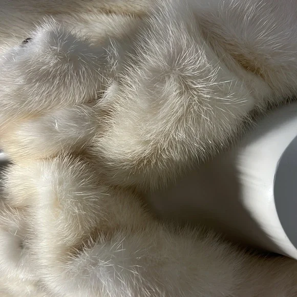 Samuel Spritser Furs Elegant Cream Fur Coat Size M/L - Picture 16 of 16